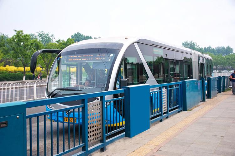 北京市公交車站護欄的規范化管理與城市公共交通的有序發展